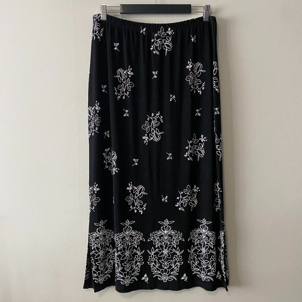 Marallis Collection Black White Embossed Floral Pattern Skirt